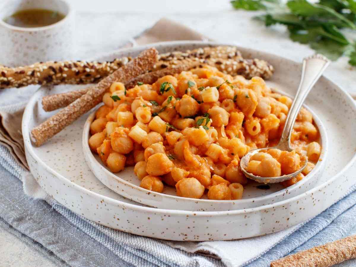 piatto di pasta con ceci