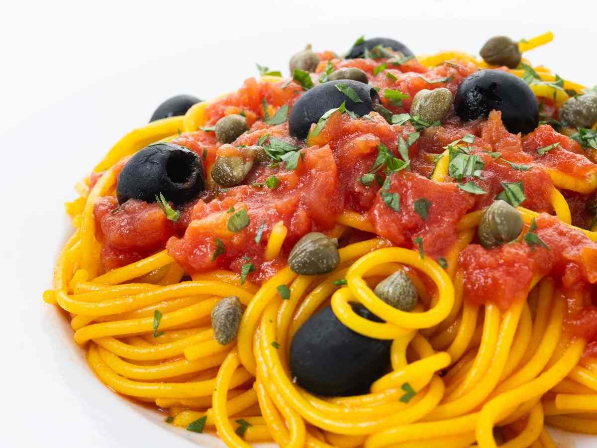 spaghetti con capperi, olive e pomodoro