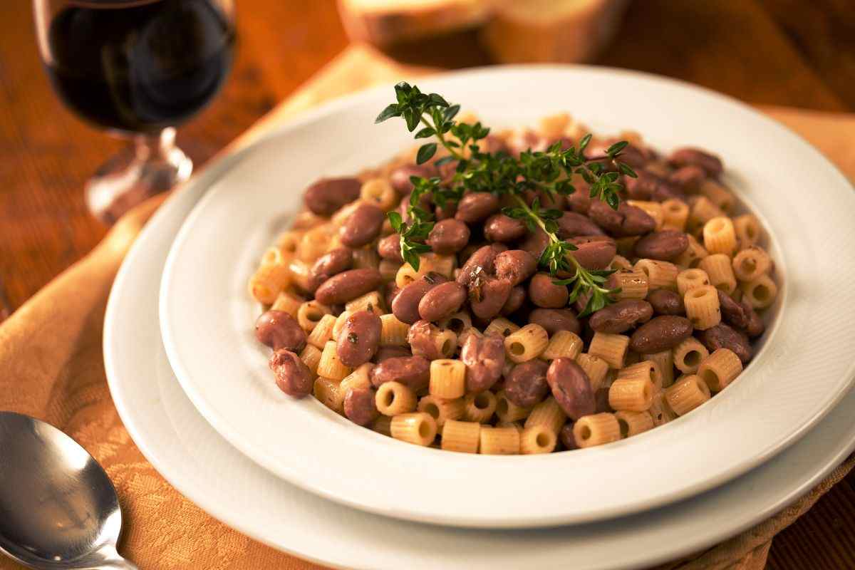 un piatto di pasta con fagioli