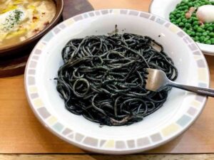 piatto di spaghetti con sugo al nero di seppia