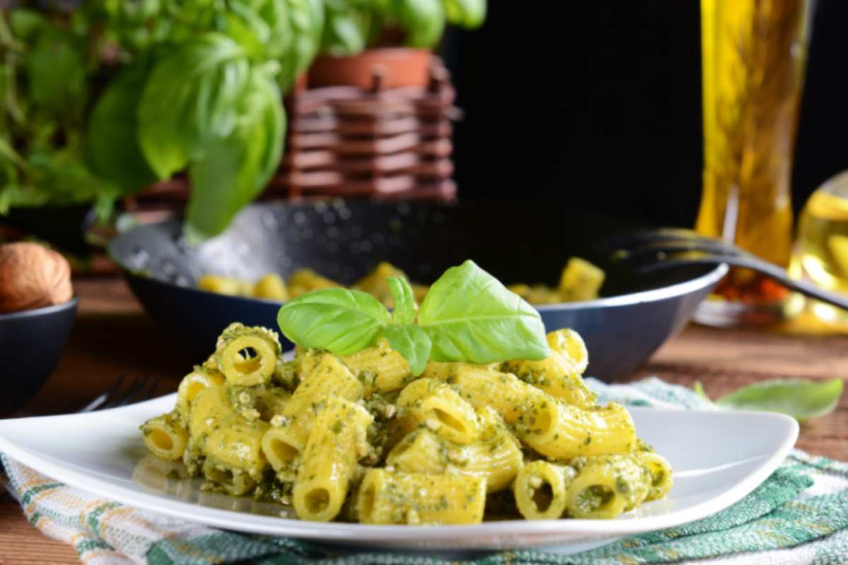 rigatoni al pesto con sopra delle foglie di basilico