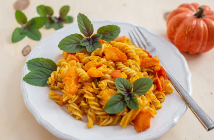 fusilli con salsa alla zucca e dietro una zucca