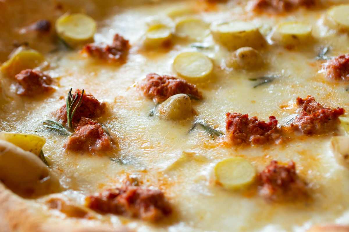 pizza patate scamorza e salsiccia