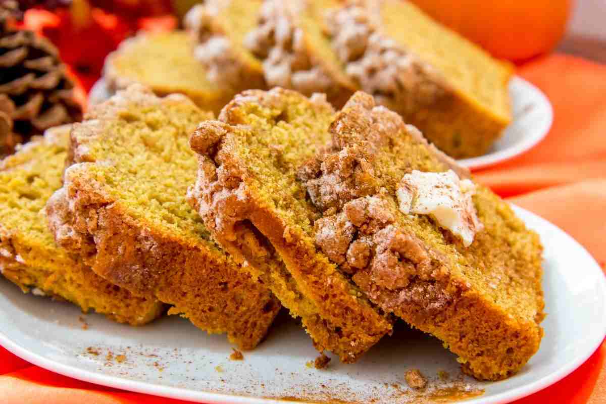 plumcake alla zucca a fette servito con panna