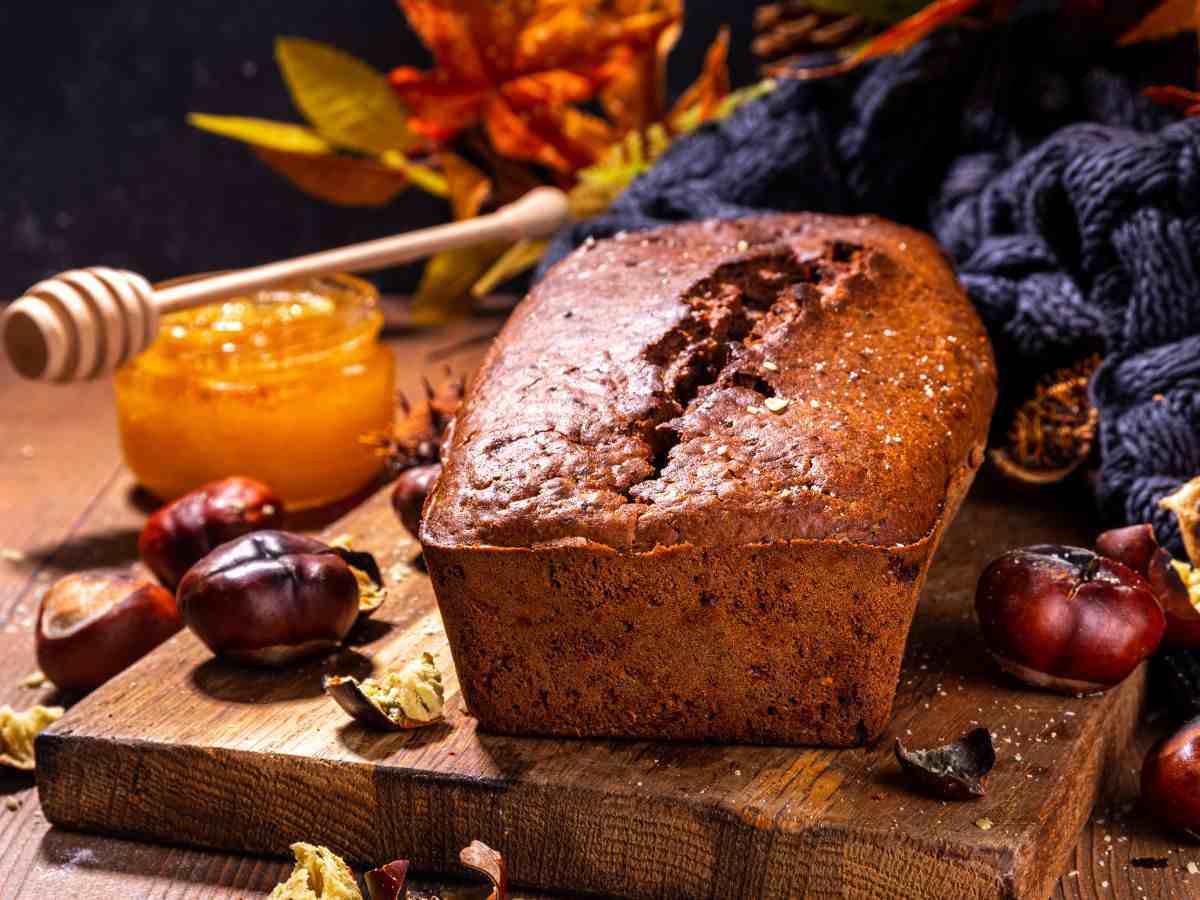 un plumcake su un tagliere con castagne