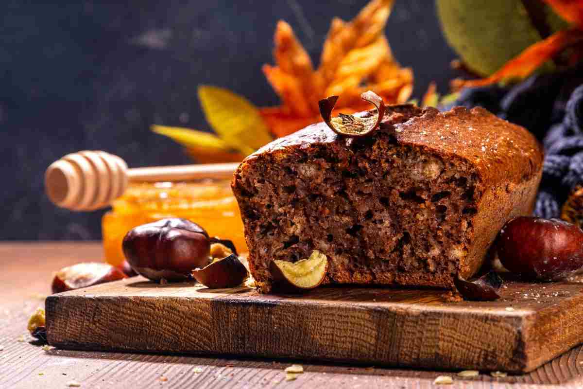 plumcake alle castagne su un tagliere