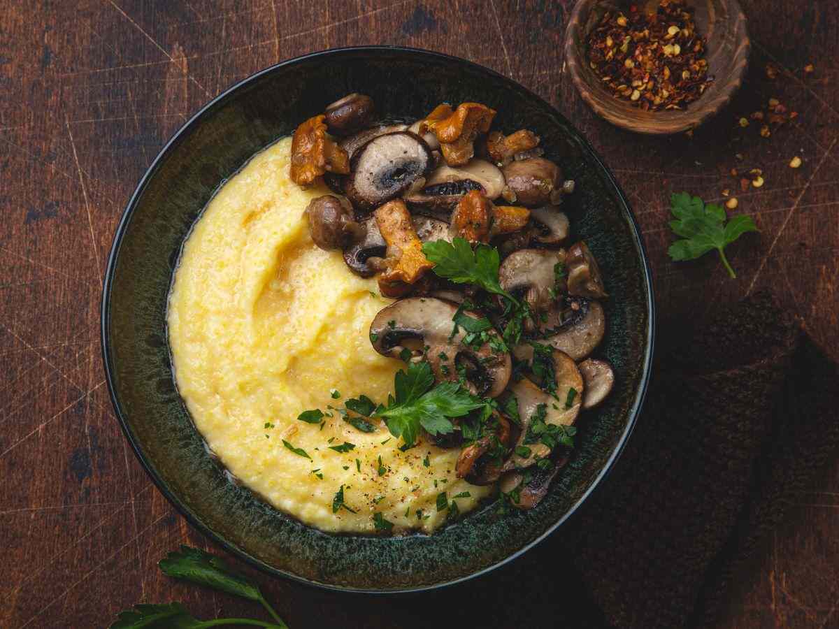 polenta con funghi misti e prezzemolo