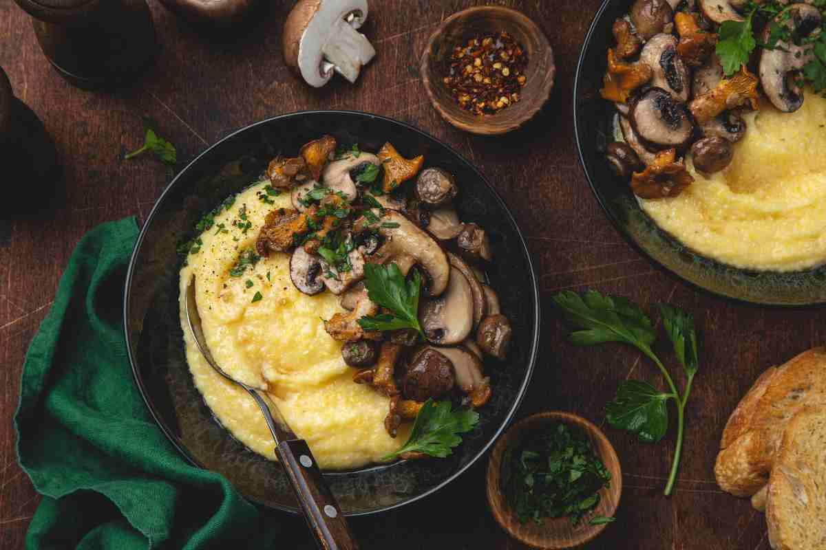 piatto di polenta con funghi misti