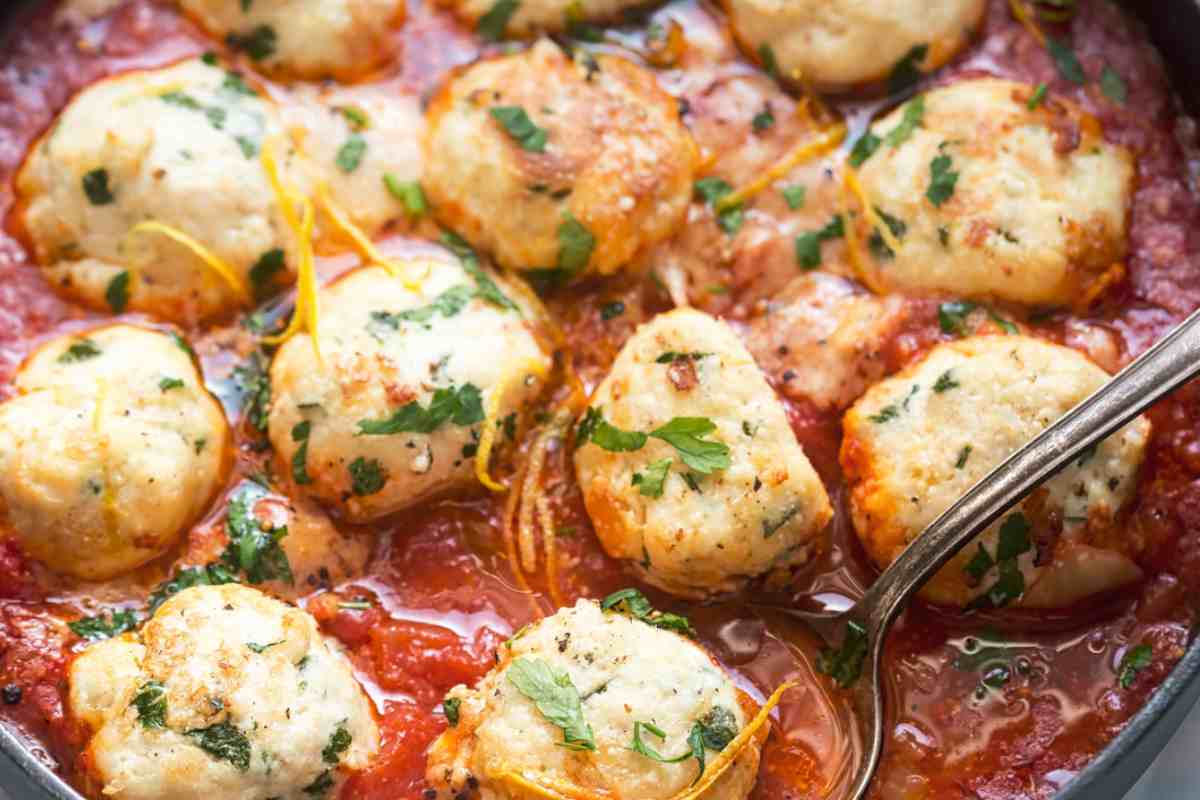 Polpette di ricotta immerse nel sugo
