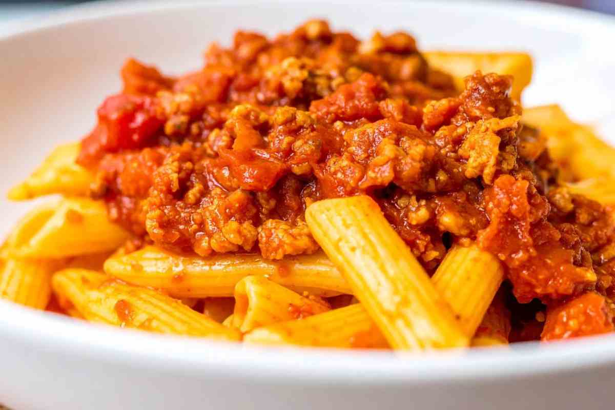 Piatto con pennette e tanto sugo al ragù