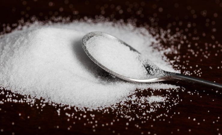 Sale da cucina sul piano con cucchiaino pieno