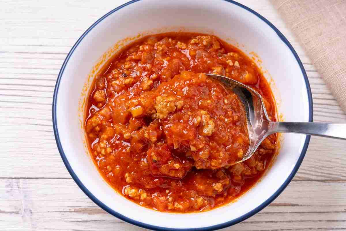 ciotola con ragù di carne