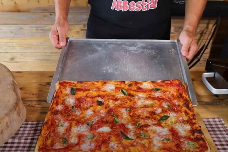 Rapanello la chiama pizza senza complicazioni: la fai in teglia e così il sabato sera è sicuramente gustoso