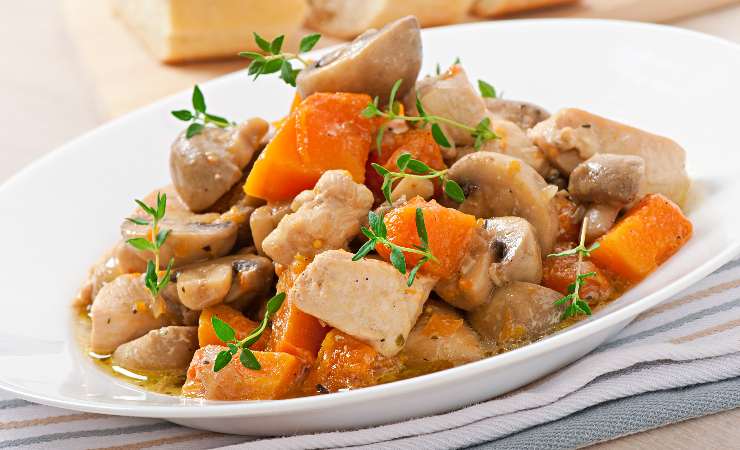 piatto con bocconcini di pollo zucca e funghi