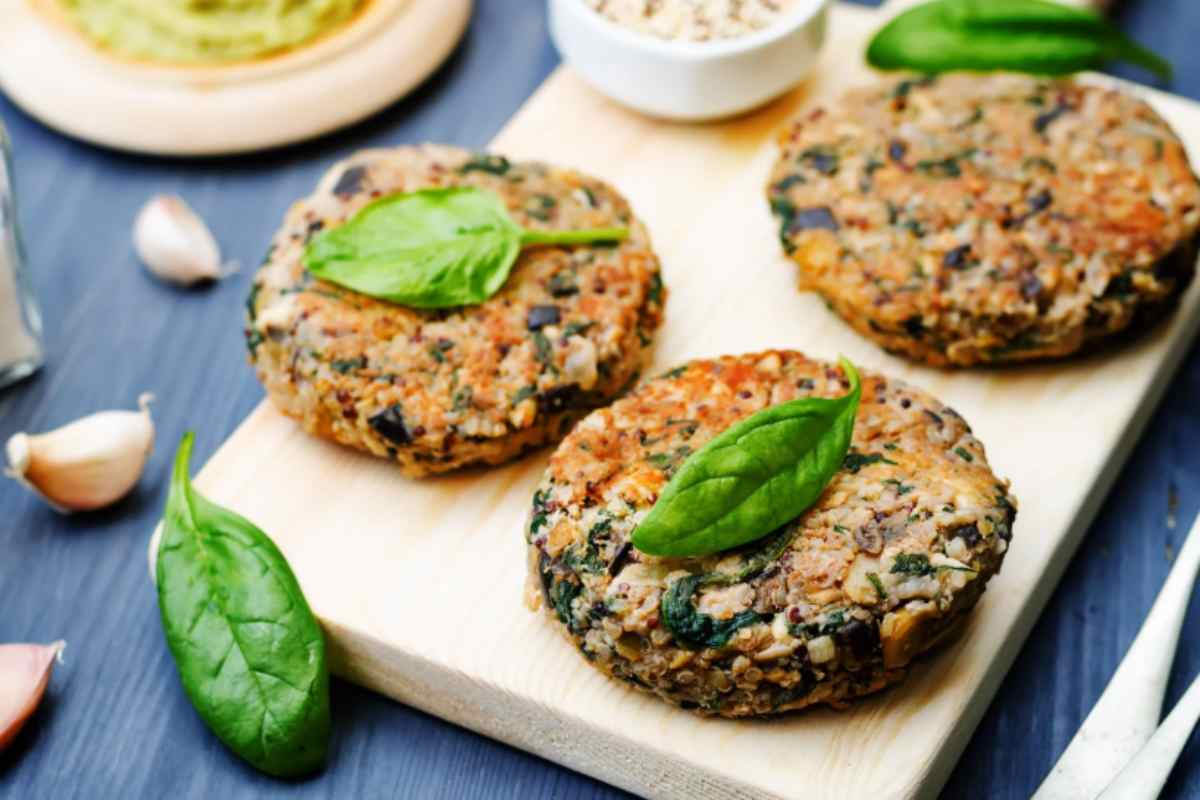 tre burger di spinaci e quinoa