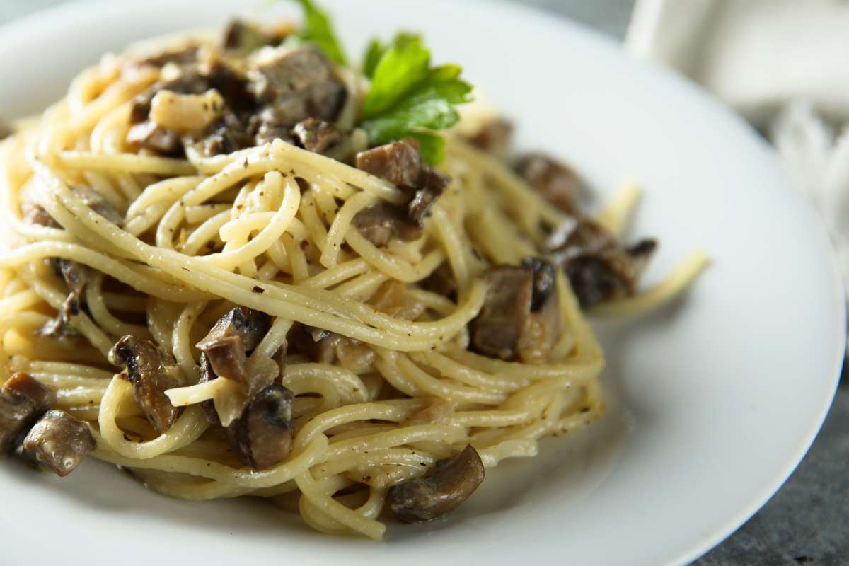 spaghetti cacio e pepe con funghi