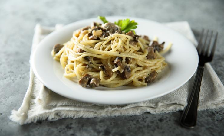 piatto di spaghetti cacio e pepe e funghi