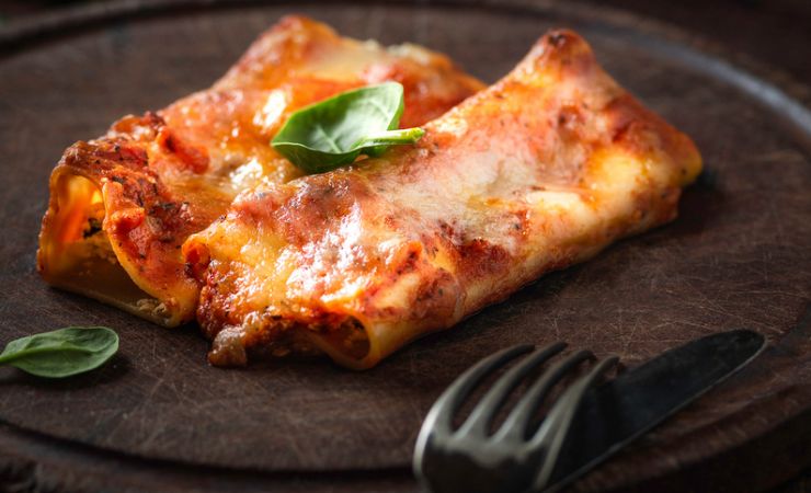 Due cannelloni ripieni e con salsa di pomodoro