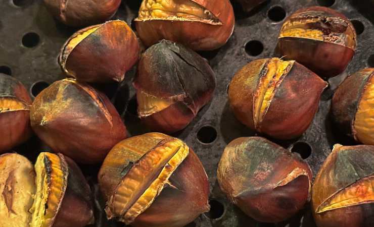 castagne nel cestello della friggitrice ad aria