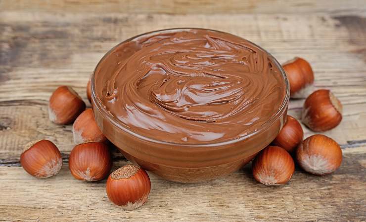 ciotolina di crema spalmabile e nocciole