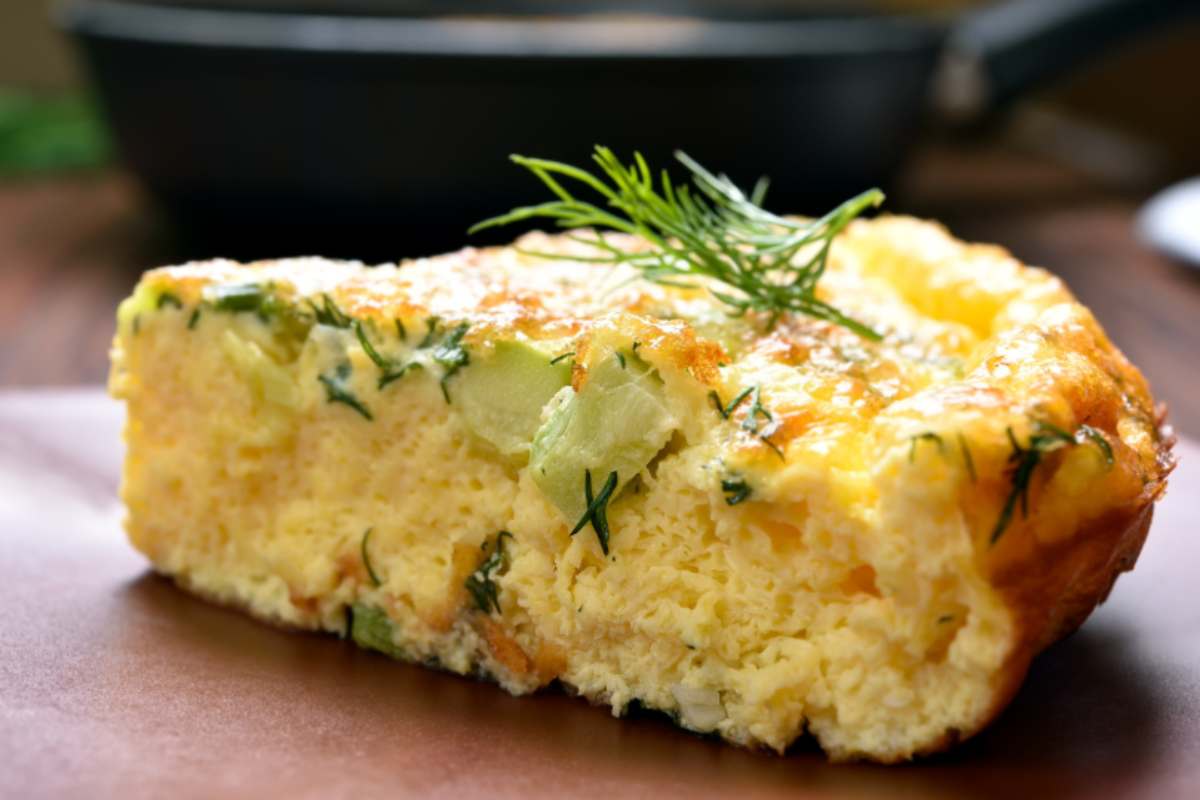 fetta di morbida farifrittata con zucchine e rosmarino