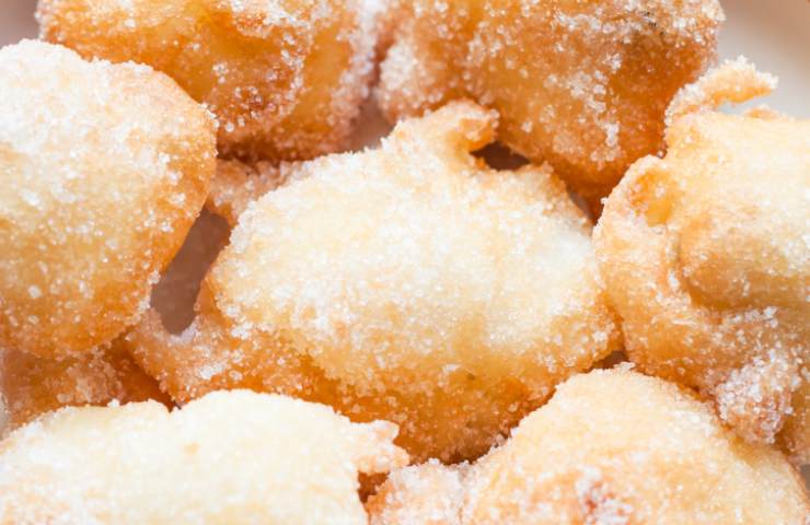 primo piano di frittelle di pera con zucchero semolato