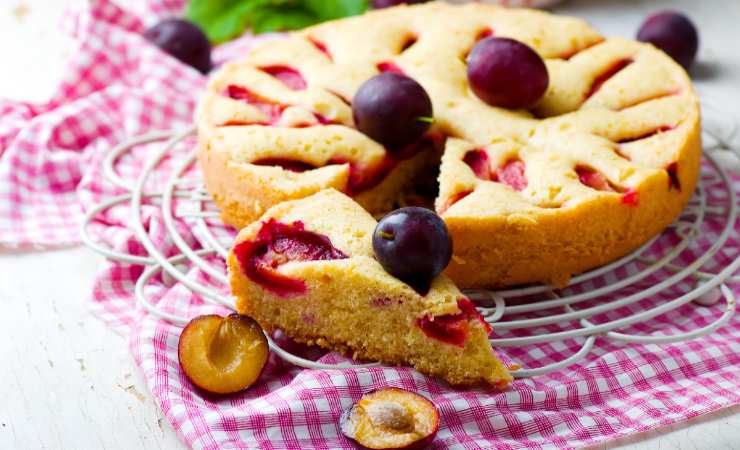 torta di prugne su tovaglia a quadretti
