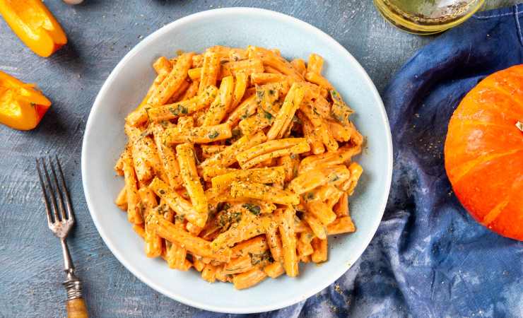piatto di pasta cremosa formaggio e zucca