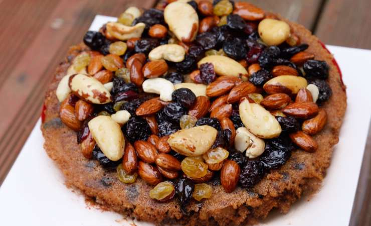 torta con frutta secca su tovagliolo