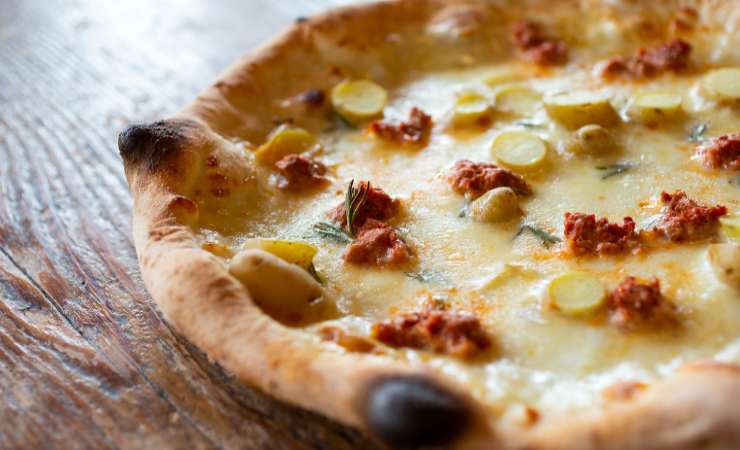 pizza rotonda con patate scamorza e salsiccia