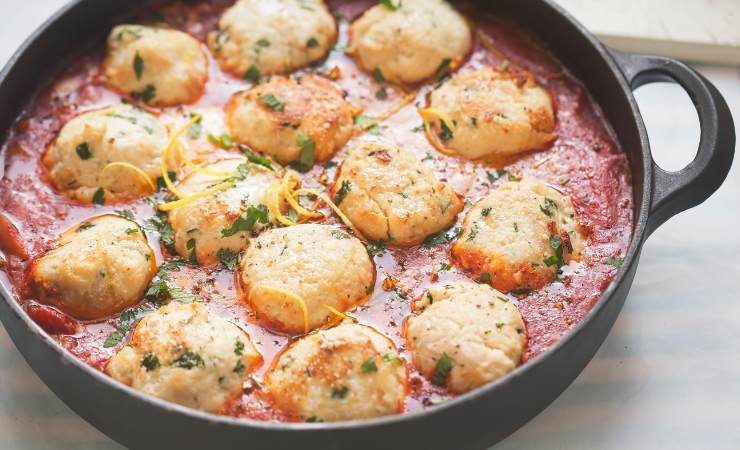 Pentola con polpette di ricotta nel sugo