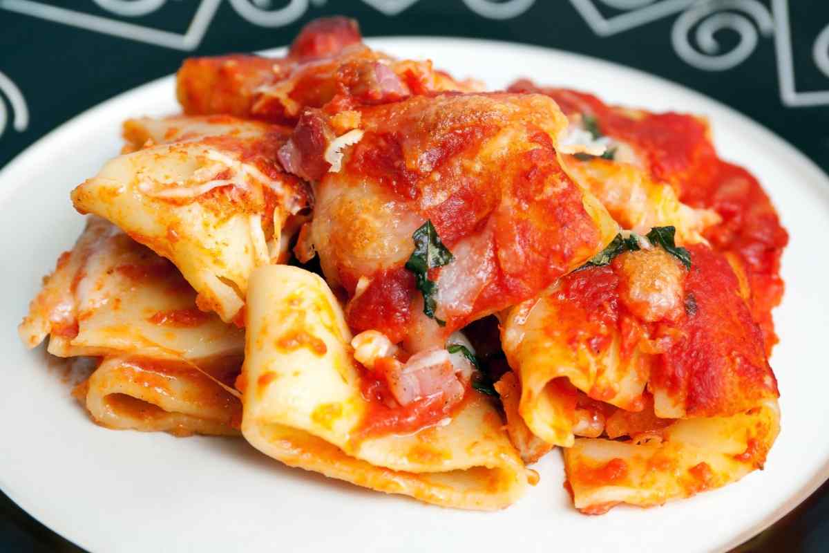 Piatto con paccheri e salsa di pomodoro