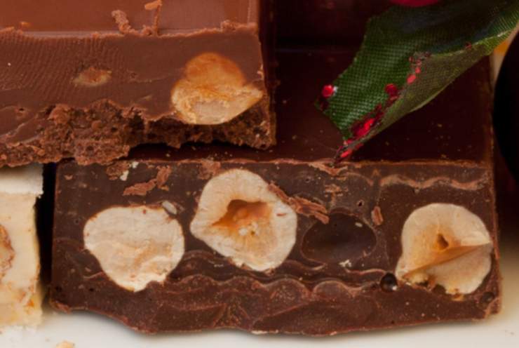 pezzi di torrone alle nocciole