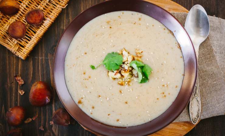 piatto di vellutata di castagne con cucchiaio