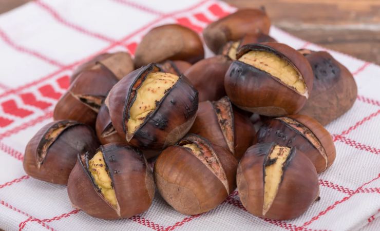 castagne cotte su canovaccio da cucina