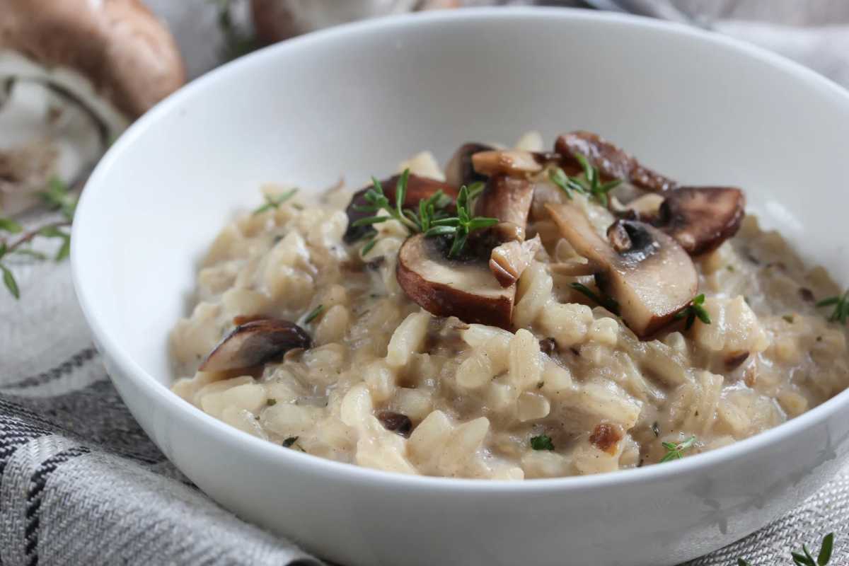 Piatto con risotto ai funghi cremoso