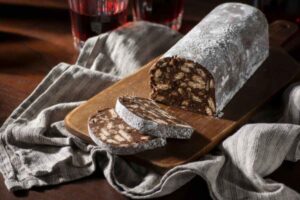 salame al cioccolato sopra ad un tagliere
