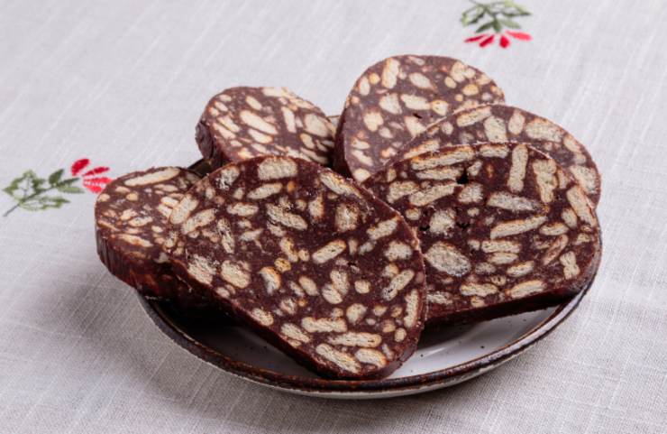 salame al cioccolato tagliato a fette sopra ad un piatto
