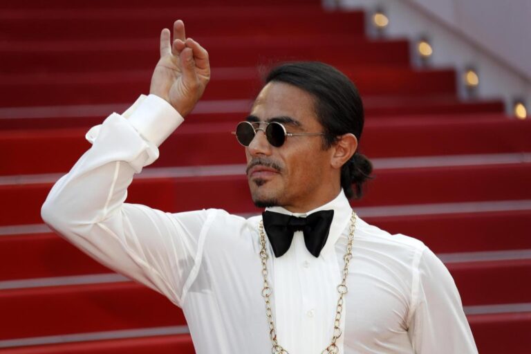 salt bae su scala con tappeto rosso