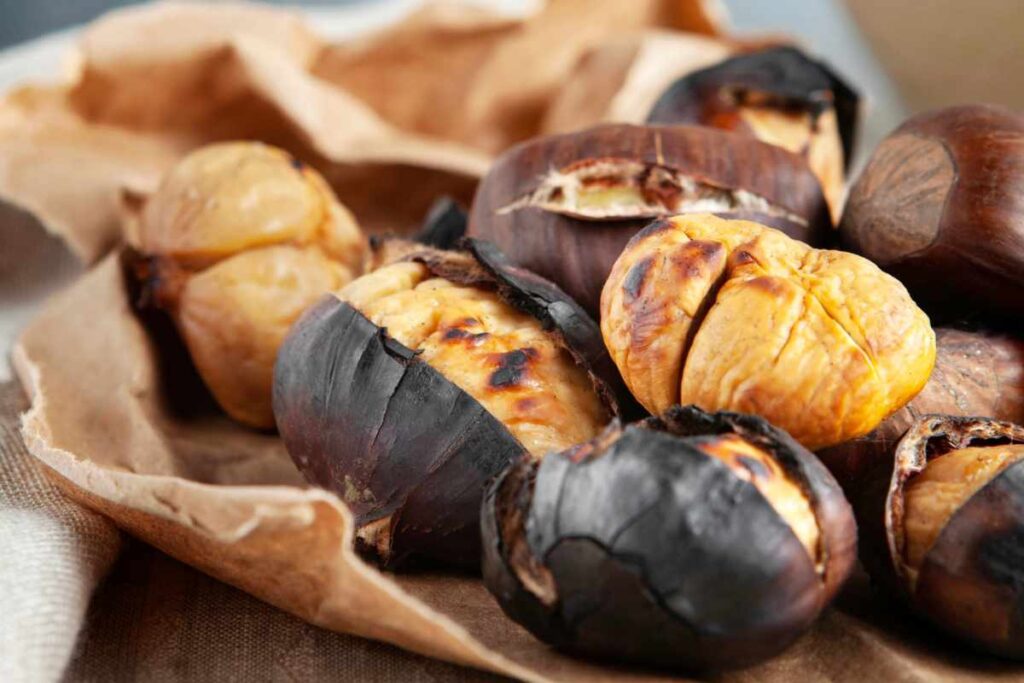 castagne dorate su carta del pane