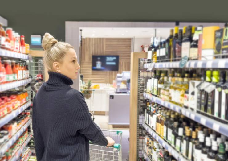 donna in una corsia del supermercato