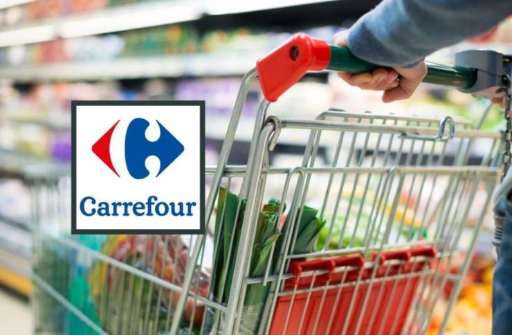 persona che spinge il carrello al supermercato e logo carrefour