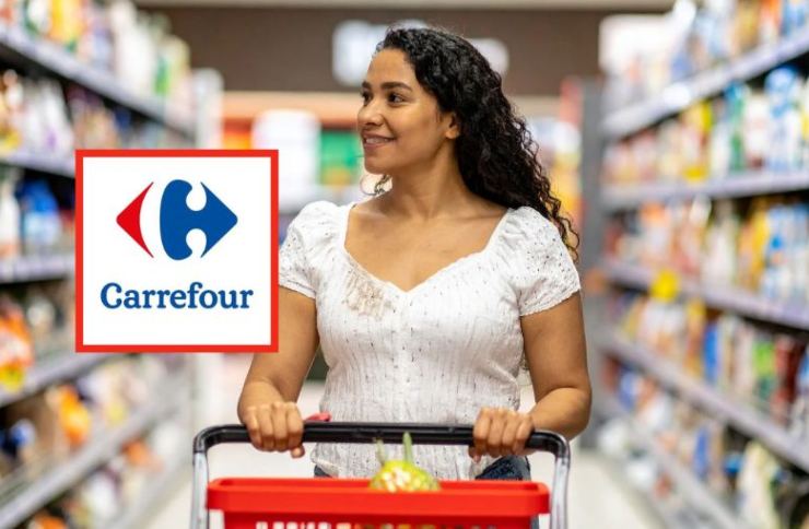 donna al supermercato che sorride e insegna carrefour