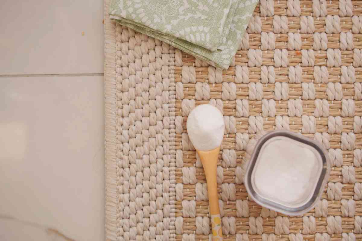 tappeto con cucchiaino di bicarbonato e ciotolina