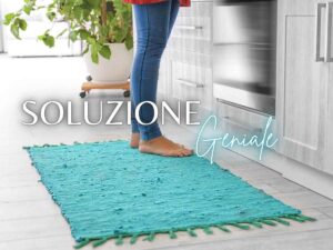 donna su un tappeto azzurro