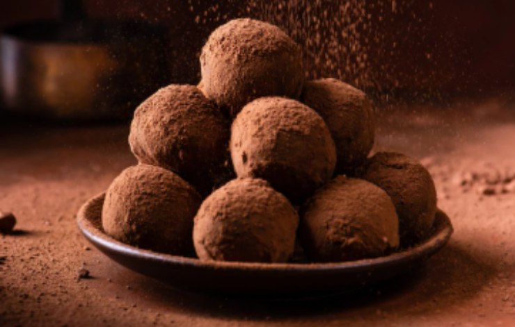 tartufini dolci al cacao disposti a montagna su un piatto