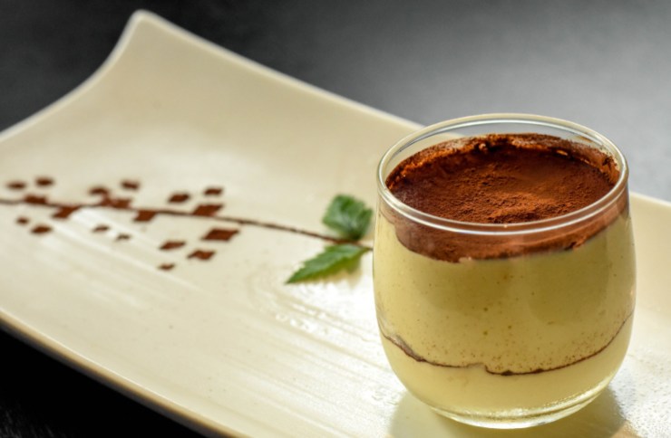 bicchiere di tiramisù sopra ad un piatto