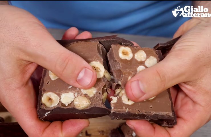 giovanni castaldi spezza una fetta di torrone