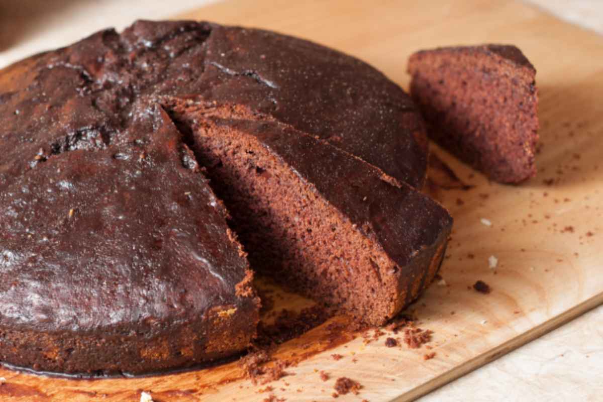 torta al cioccolato sopra ad un tagliere di legno