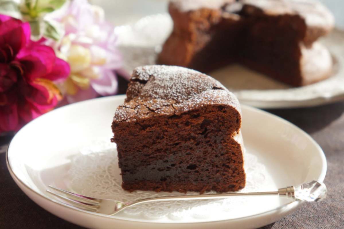 fetta di torta al cioccolato su un piatto